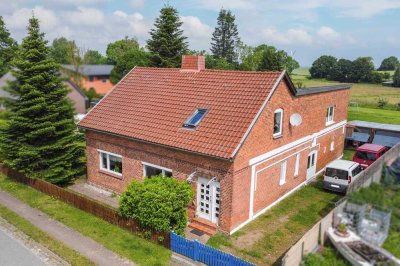 Gepflegtes Einfamilienhaus mit Garten und einzigartig ausgebautem Dachgeschoss in Feldrandlage