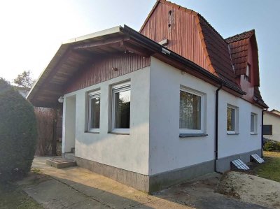 Bezugsfreies freistehendes Einfamilienhaus Mit schönem Garten, Garage und Nebengelass