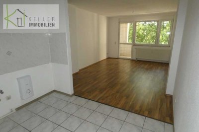 BARRIEREFREIE ruhig gelegene 3-R-Wohnung mit Balkon, Aufzug, PKW-Stellplätze im Hof