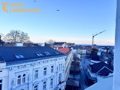 **Sanierungsbedürftige Altbau-Dachgeschosswohnung mit Blick auf den Josefsplatz – Zwei Einheiten, viele Möglichkeiten**