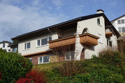 Kernsanierte 7 Zimmer Maisonette-Wohnung in Zweifamilienhaus mit Einbauküche, Öko-Strom und Garage