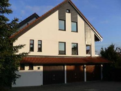 Helles Haus mit 2 Schlafzimmern Balkon und Garage