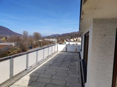 Lichtdurchflutete Penthouse 4-Zimmer-Wohnung mit großem Balkon und Einbauküche in Bad Urach