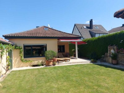 Freistehendes, sehr gepflegtes Einfamilienhaus (Bungalow) im warmherzigen mediterranen Stil