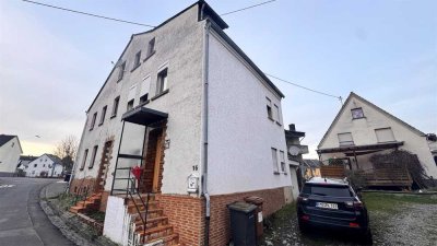 Bezahlbares Eigenheim: Sanierungsbedürftige Doppelhaushälfte mit Garage