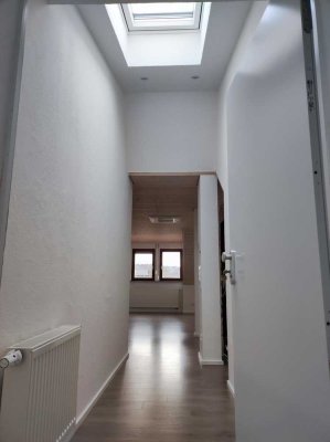 Attraktive 4-Zimmer-Dachgeschosswohnung mit Einbauküche in Gammelshausen