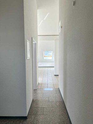 Geschmackvolle 3-Raum-DG-Wohnung mit gehobener Innenausstattung mit Balkon und EBK in Diefflen