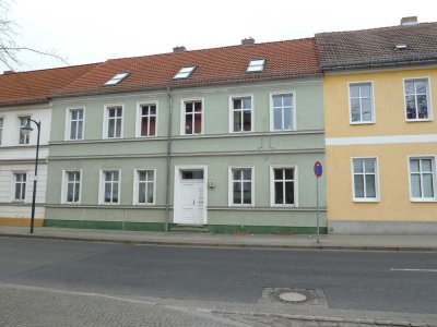 Zentrale Lage - mit Terrasse, Einbauküche u. Duschbad