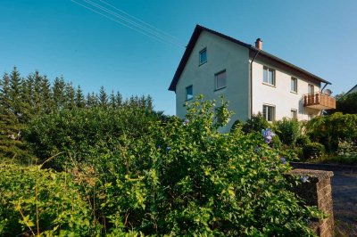 Endlich Platz für ALLE(S): Zweifamilienhaus mit Baugrundstück(en)