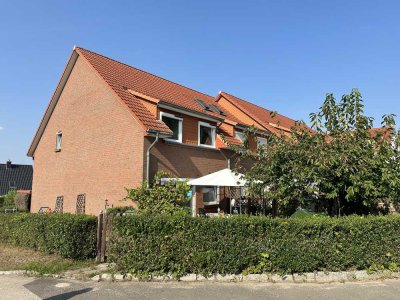 Gepflegtes Reihenendhaus mit kleinem Garten, Doppelcarport und großem Keller