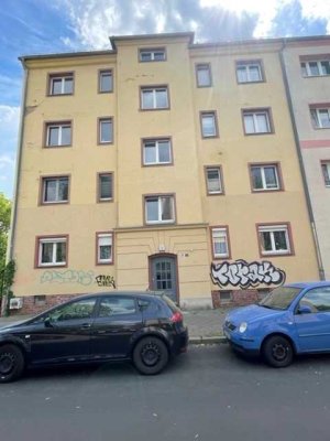 ruhig gelegene Wohnung mit Loggia, Tageslichtbad mit Wanne und großer Küche