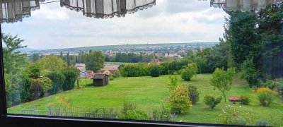 Besondere ETW in ruhiger Lage mit herrlichem Weitblick (4 ZKB)