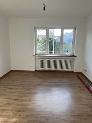 Erstbezug nach Sanierung mit Balkon: Geschmackvolle 3-Raum-EG-Wohnung mit geh. Innenausstattung