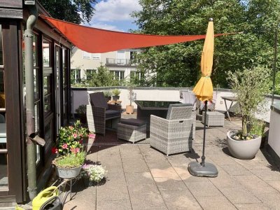 Harlaching-Menterschwaige: Schöne 2-Zimmer-Wohnung mit Loggia, Wintergarten und großer Dachterrasse