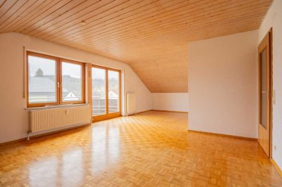 Lichtdurchflutete Dachgeschosswohnung mit Balkon, Gartenabteil und Doppelgarage inklusive