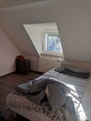 Schöne und gepflegte 2,5-Raum-Dachgeschosswohnung mit Garten in Duisburg