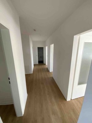 Große 3 Zimmer Wohnung mit Balkon