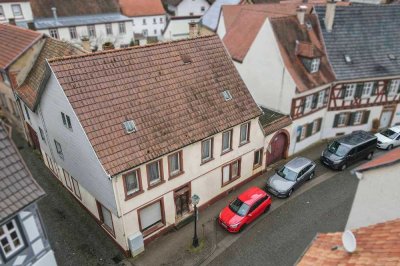 Zentral gelegenes 10-Zi.-Haus mit Potenzial für neues Wohn- und Geschäftshaus