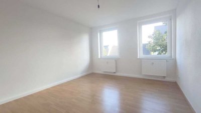 Schicke 3-Raumwohnung im 2.OG + großer Balkon zum Hinterhof + Laminat + Einbauküche