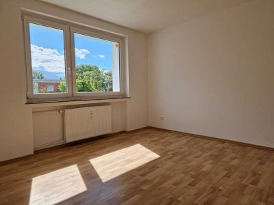 Einziehen und Wohlfühlen: 4 ZKB, Balkon und PKW-Stellplatz