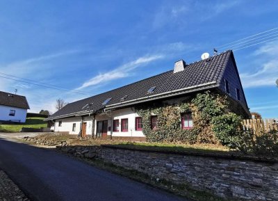 Geräumiges gepflegtes Bauernhaus am Dorfrand mit großem Grundstück.