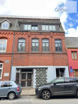 Top Mehrfamilienhaus mit 2 sanierten Wohnungen und weiterem Baugrundstück in Husum zu verkaufen