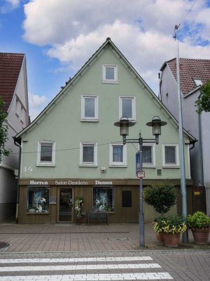 Zweifamilienhaus mit Maisonettewohnung und Gewerbeeinheit im Ebersbacher Stadtzentrum