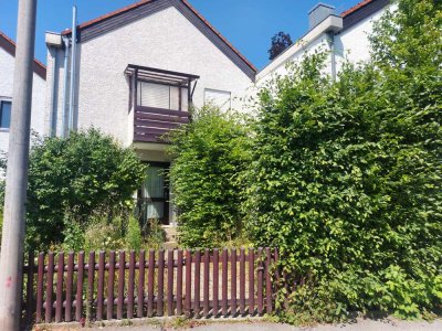 Reihenmittelhaus in ruhiger, zentrumsnaher Stadtlage mit Garten und Garage