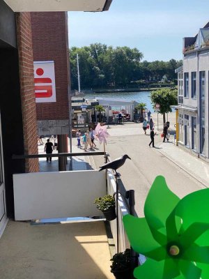 Direkt an der Vorderreihe - Eigentumswohnung mit Balkon, Wasserblick und Stellplatz