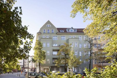 INVEST | 5 Zimmer Altbauwohnung mit Balkon im Herzen von Wilmersdorf!