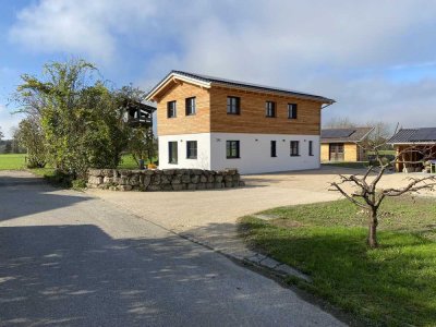 Neues Einfamilienhaus im Grünen KfW40 mit Carport und Nebengebäude in Engelsberg im Chiemgau