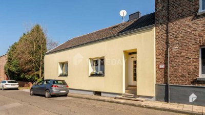 Charmantes Einfamilienhaus mit einladender Terrasse und malerischem Hof