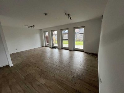 Erstbezug nach Renovierung, moderne 2,5-Zimmerwohnung mit Garten und PKW-Stellplatz