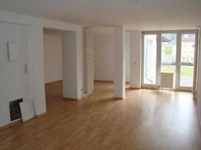 Große 2-Zimmer mit Terrasse, Tiefgarage, Lam. und Wanne in ruhiger Lage!