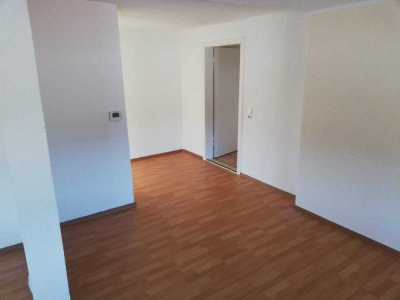 Günstige, vollständig renovierte 4-Zimmer-DG-Wohnung mit Balkon in Podelzig