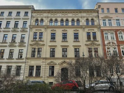 Zentrale 3-Zimmer Altbauwohnung mit Balkon & Gartenanteil – sofort bezugsfrei