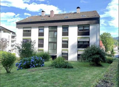 Stilvolle, geräumige und vollständig renovierte 2-Zimmer-Wohnung mit Balkon und Einbauküche