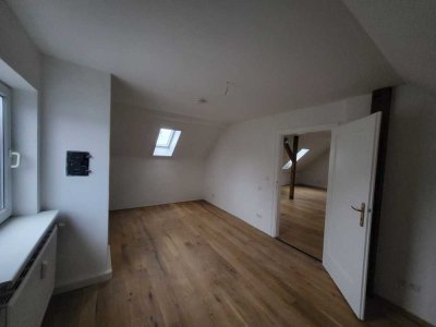 Neu sanierte gepflegte 2-Zimmer-DG-Wohnung mit Einbauküche in Stadtbergen