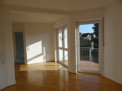 Gepflegte 2-Zimmer-Wohnung mit Balkon, EBK  und TG-Stellplatz in Egelsbach