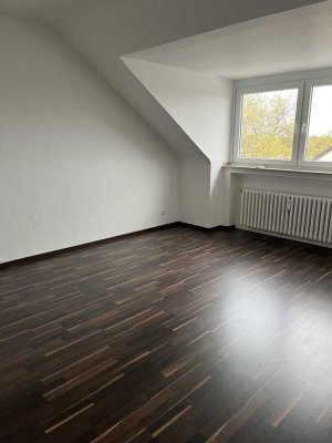 Renovierte großzügege Dachgeschosswohnung in Mülheim Dümpten