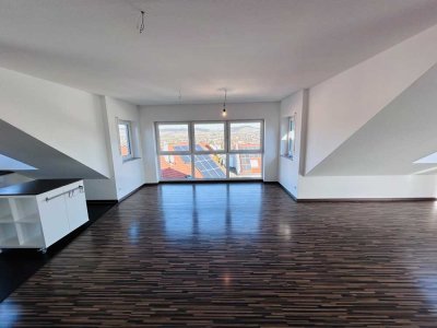 Ansprechende 3,5-Zimmer-Dachgeschosswohnung mit Balkon und EBK in Ellhofen