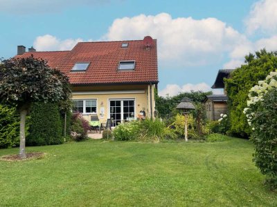 Sofort einziehen! Gepflegte Doppelhaushälfte mit wunderschön angelegtem Garten mit Südausrichtung!