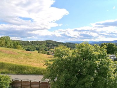 * * * RUHIGES WOHNEN im LETZTEN OBERGESCHOSS... HERRLICHER AUSBLICK ins GRÜNE... STRASSENBAHN + RADWEG * * *