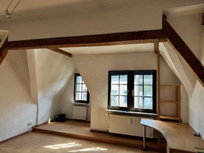 Schöne vier-Zimmer-Altbau Wohnung in ruhiger Lage