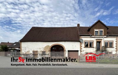 Einfamilienhaus mit Scheune und Doppelgarage