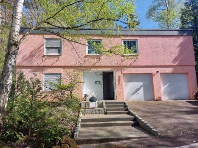 Cozy House in Pink! Freistehendes Einfamilienhaus in Waldrandlage mit traumhaftem Garten