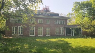 denkmalgeschützte, stark renovierungsbedürftige Villa (Haus Auerbach) in Top-Lage Dahlem