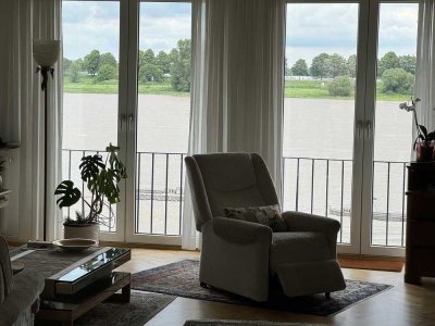 Exklusive 4-Raum-Wohnung direkt am Rhein mit Balkon in Neuss