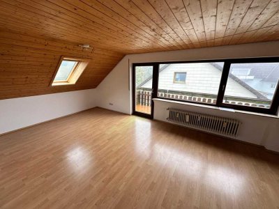 RESERVIERT Großzügige Dachgeschosswohnung mit Balkon im schönen Stegen