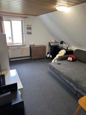 gemütliche 2 Zimmer Dachgeschoss Wohnung plus Flur, Bad und Küche